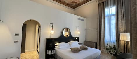Double Room (King) | Minibar, in-room safe, desk, blackout drapes