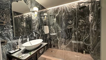 Suite junior | Baño | Ducha, artículos de higiene personal gratuitos y secador de pelo