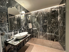 Suite junior | Baño | Ducha, artículos de higiene personal gratuitos y secador de pelo