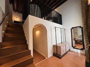Suite familiar | Minibar, caja fuerte, escritorio y cortinas opacas