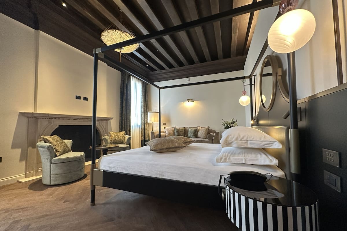 Junior Suite | In-room safe, desk, blackout drapes, free WiFi
