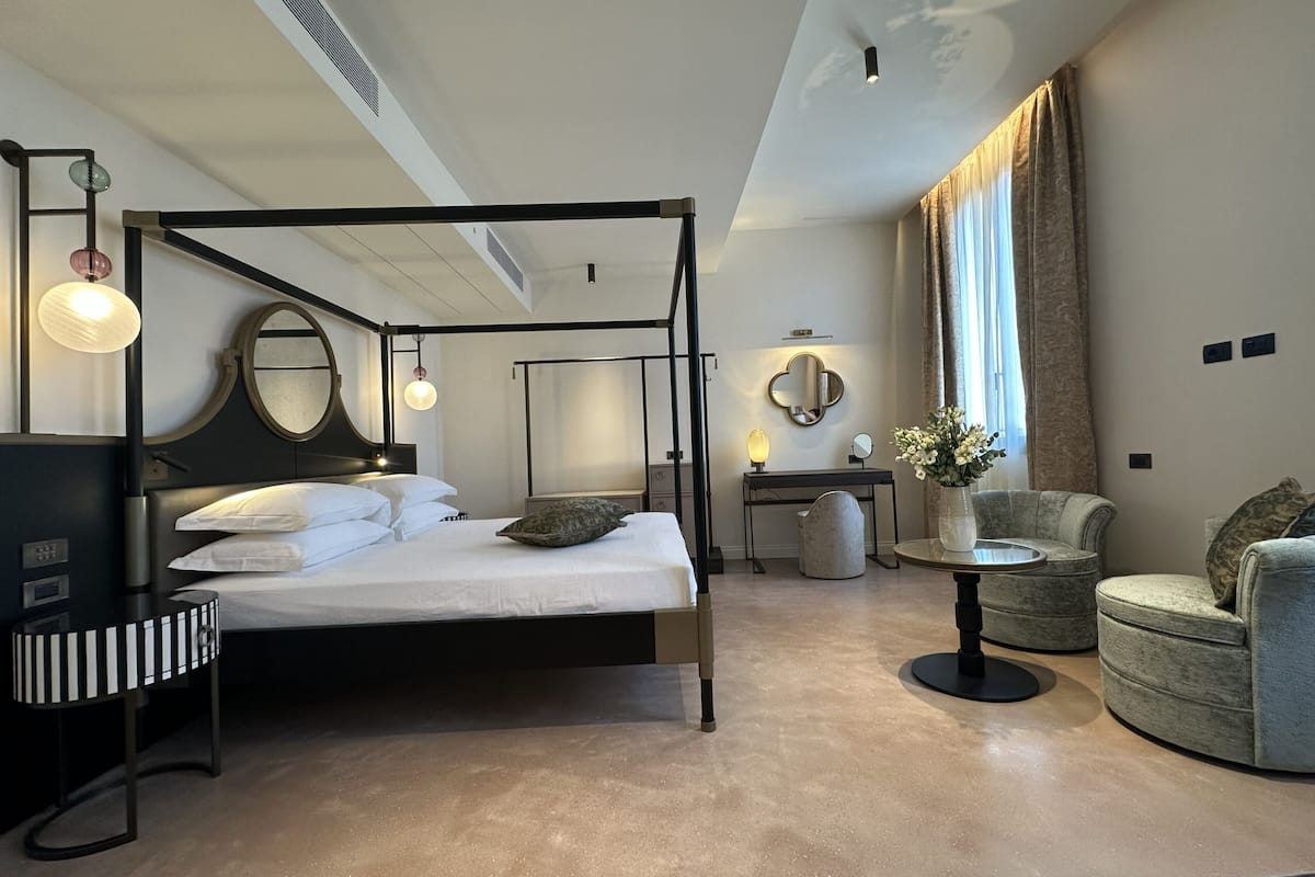 Deluxe Double Room | In-room safe, desk, blackout drapes, free WiFi