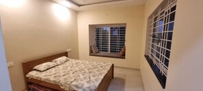 Tempat tidur lipat/tambahan, Wi-Fi gratis, dan seprai linen