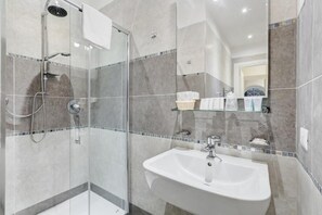 Bathroom - Vrbo Property (Roma)