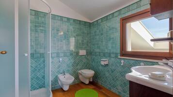 Dusche, Haartrockner, Handtücher, Seife