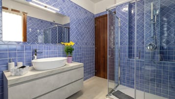 Doccia, asciugacapelli, asciugamani, sapone