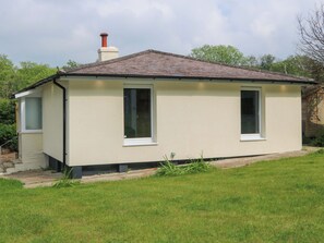 A single-story building with a pitched roof, a chimney, and a small porch with steps. - Woodside (Battle)