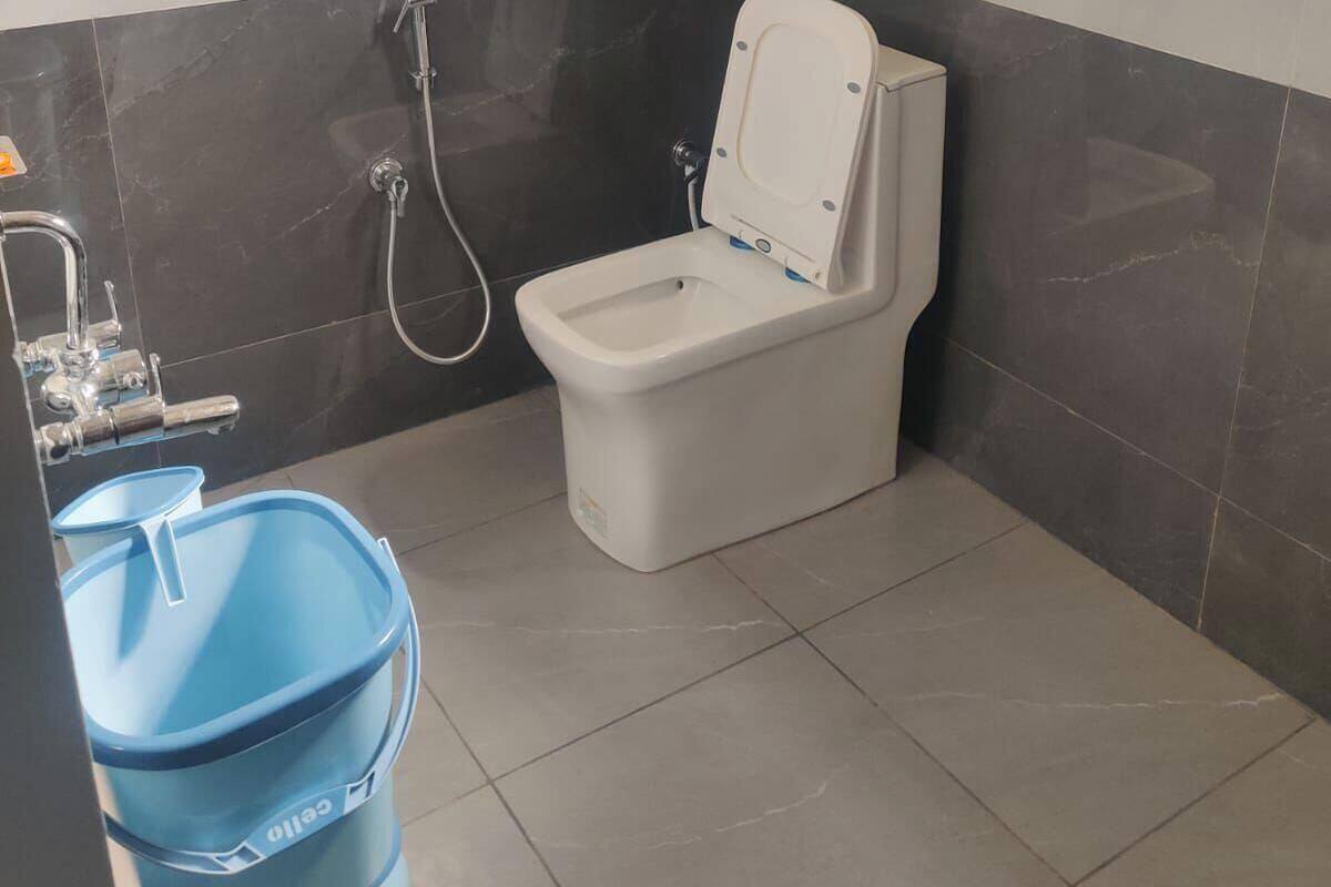 Quarto triplo | Banheiro | Chuveiro, produtos de toalete grátis, secador de cabelo