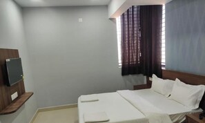 Deluxe Double Room - Kamadhenu Comforts (Sirsi)