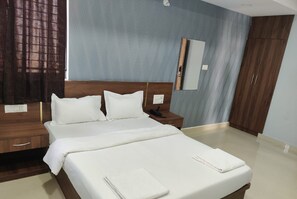 Deluxe Double Room - Kamadhenu Comforts (Sirsi)