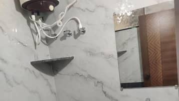 Deluxe Double Room | Bathroom | Shower, free toiletries, hair dryer, towels
