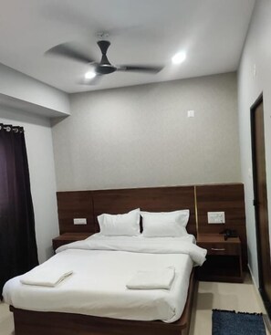Desk, free WiFi - Kamadhenu Comforts (Sirsi)