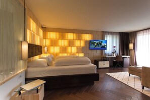 Superior-Studiosuite, Balkon, Bergblick | Zimmersafe, individuell dekoriert, individuell eingerichtet
