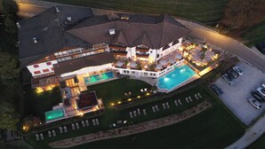 Eine Luftaufnahme eines Resorts mit mehreren Gebäuden, einem Pool und einem Parkplatz.