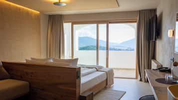 Suite – junior, 1 kingsize-seng, balkong, fjellutsikt | Safe på rommet, individuelt dekorert, individuelt innredet og lydisolert