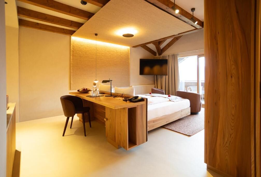 Luxury-Suite, Balkon, Bergblick | Zimmersafe, individuell dekoriert, individuell eingerichtet