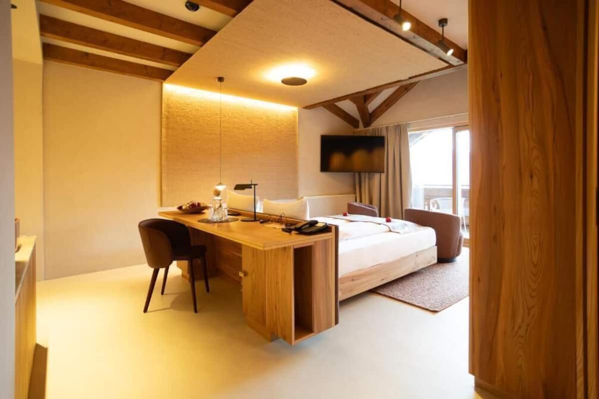 Suite Luxe, balcon, vue montagne | Coffres-forts dans les chambres, décoration personnalisée