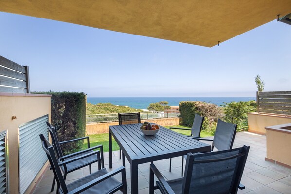 Outdoor dining - Apartment 'Sa Calma I Bajos D' with Sea View, Wi-Fi and Air Conditioning (Begur)