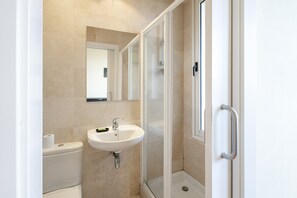 Shower, hair dryer, towels - Apartment 'Sa Calma I Bajos D' with Sea View, Wi-Fi and Air Conditioning (Begur)