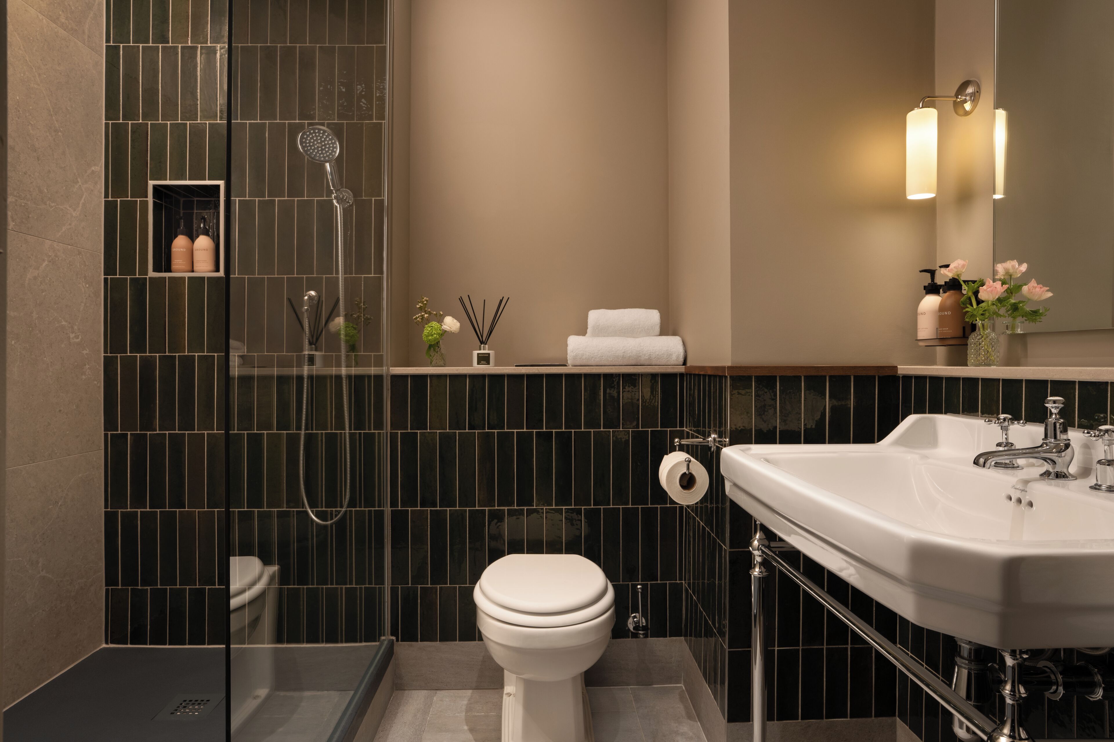 Un baño moderno con ducha, inodoro y lavamanos.