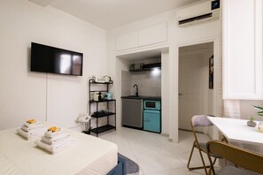 Iron/ironing board, internet, bed sheets - Adorable 1-bedroom apartment with AC in charming Roma (Roma)