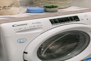 Eine Candy SmartPro Inverter Waschmaschine mit digitaler Anzeige, Bedienfeld und einer Frontlader-Türe.