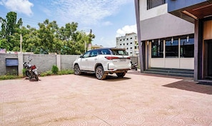 Free self parking - Fabhotel Ansh (Chhatrapati Sambhajinagar)
