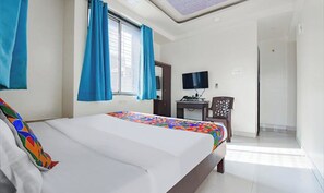 Egyptian cotton sheets, premium bedding, in-room safe, free WiFi - Via Galaxy Apartments (Pune)