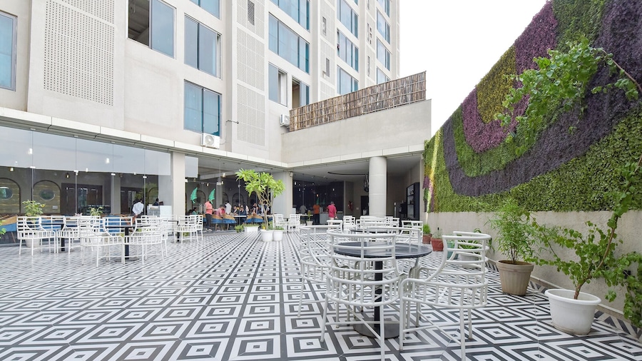 Fabhotel The Grand Anukampa With Swimming Pool