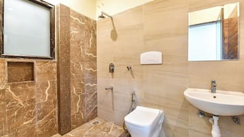 Douche, douche à « effet pluie », articles de toilette gratuits