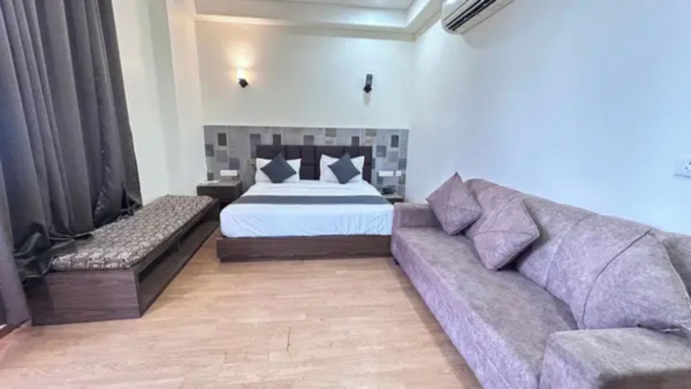 Egyptian cotton sheets, premium bedding, in-room safe, free WiFi