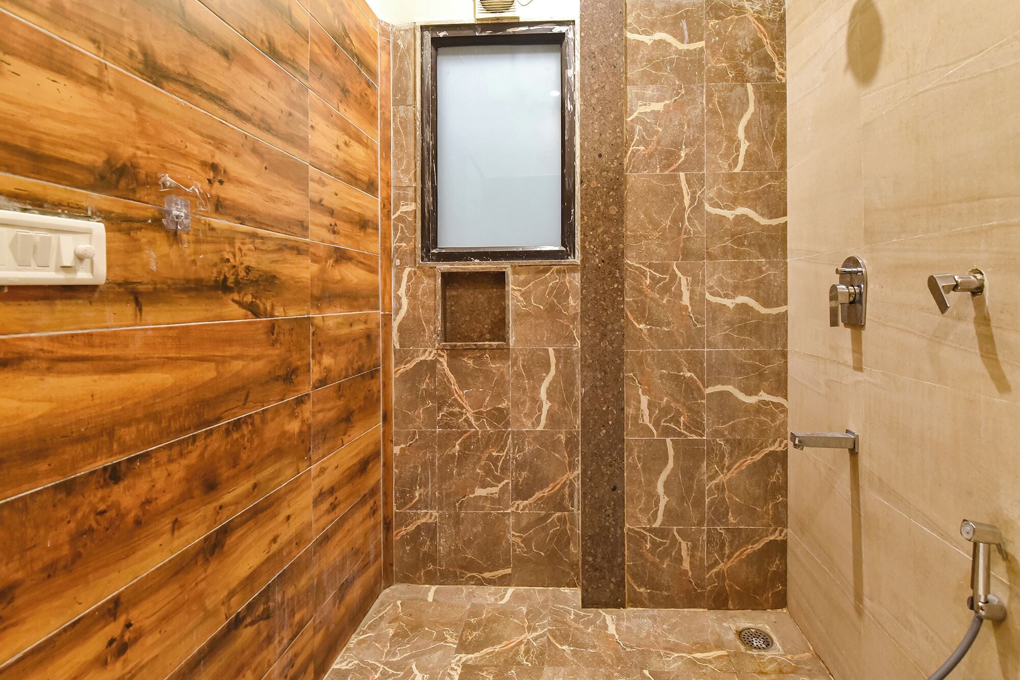 Regadera, regadera tipo lluvia, amenidades de baño gratuitas, toallas 
