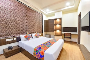 A modern hotel room with a large bed, a desk, and a TV. - FabHotel Harsh Paradise - Malviya Nagar (Jaipur)
