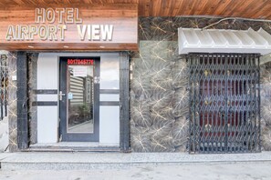 Property entrance - Via Airport View (Alipur)