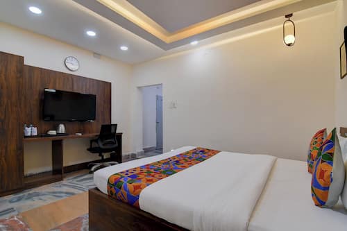 Egyptian cotton sheets, premium bedding, in-room safe, free WiFi