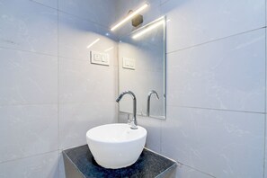 Premium Room | Bathroom | Shower, rainfall showerhead, free toiletries, towels - Via Airport View (Alipur)