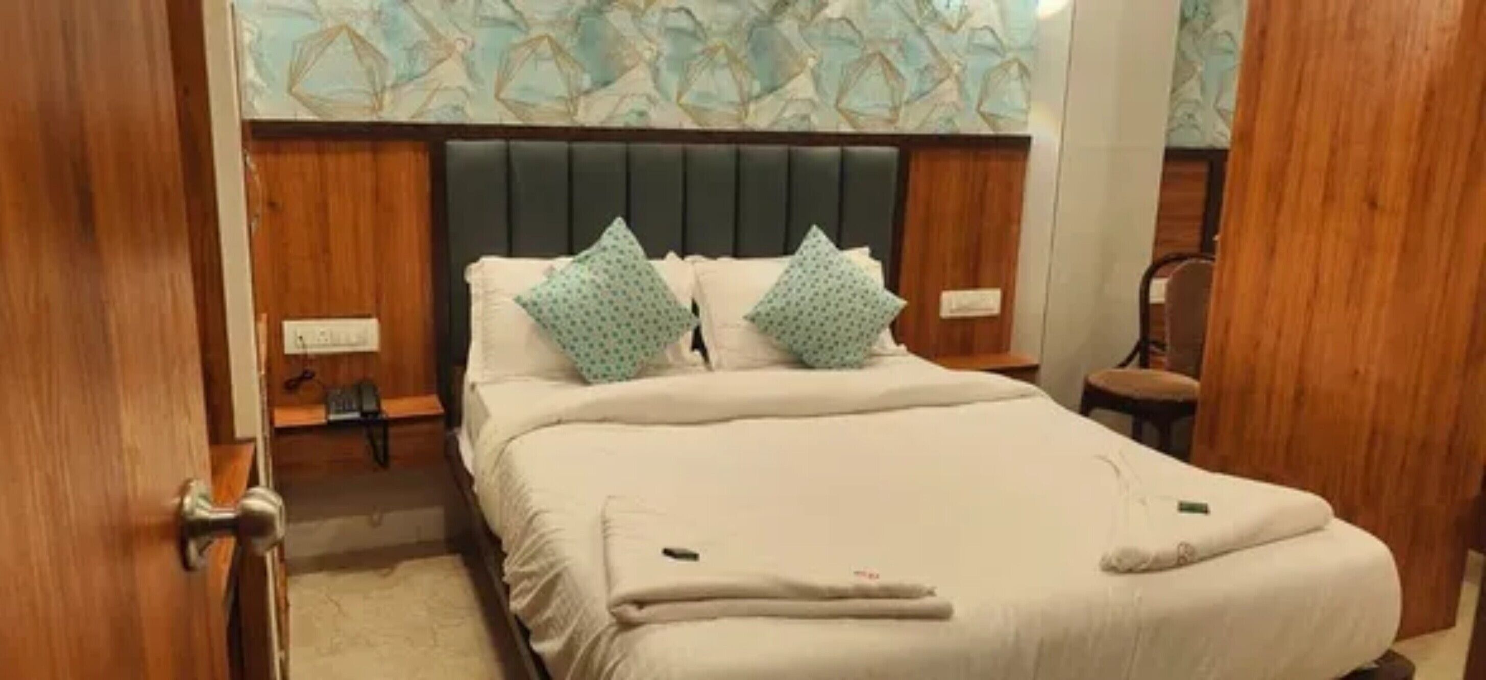 Egyptian cotton sheets, premium bedding, in-room safe, free WiFi