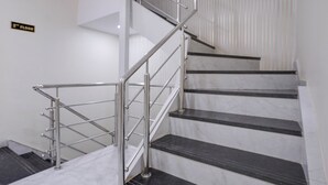 Eine Treppe mit Metallgeländern und Marmorstufen.