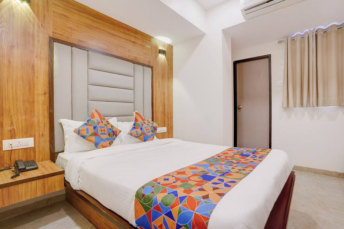 Suite | Egyptian cotton sheets, premium bedding, in-room safe, soundproofing