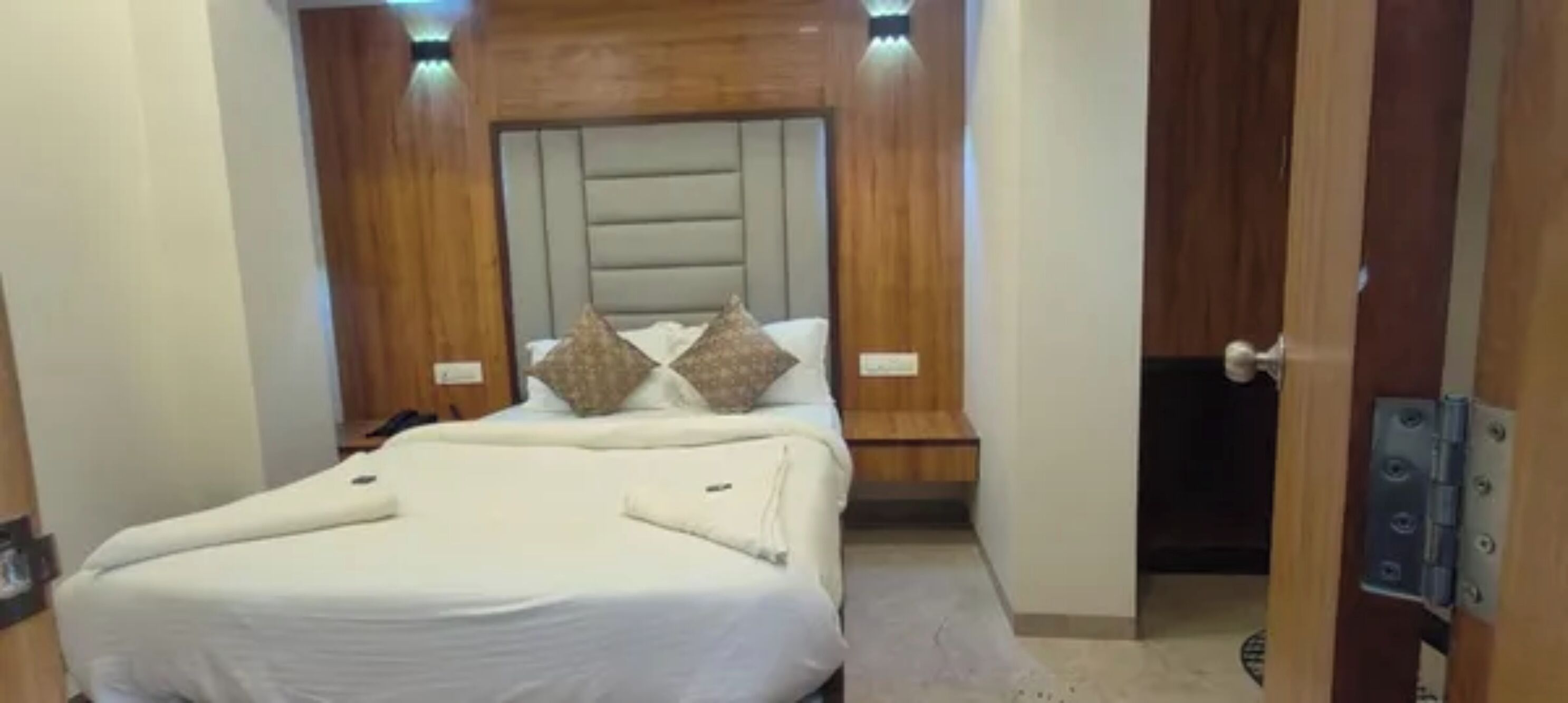 Egyptian cotton sheets, premium bedding, in-room safe, free WiFi