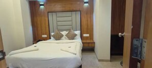 Egyptian cotton sheets, premium bedding, in-room safe, free WiFi - Fabhotel Shaurya Inn Midc (Navi Mumbai)