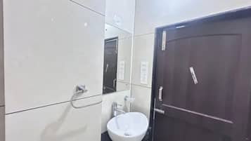 Douche, douche à « effet pluie », articles de toilette gratuits