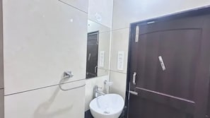 Dusche, Regendusche, kostenlose Toilettenartikel, HandtĂŒcher