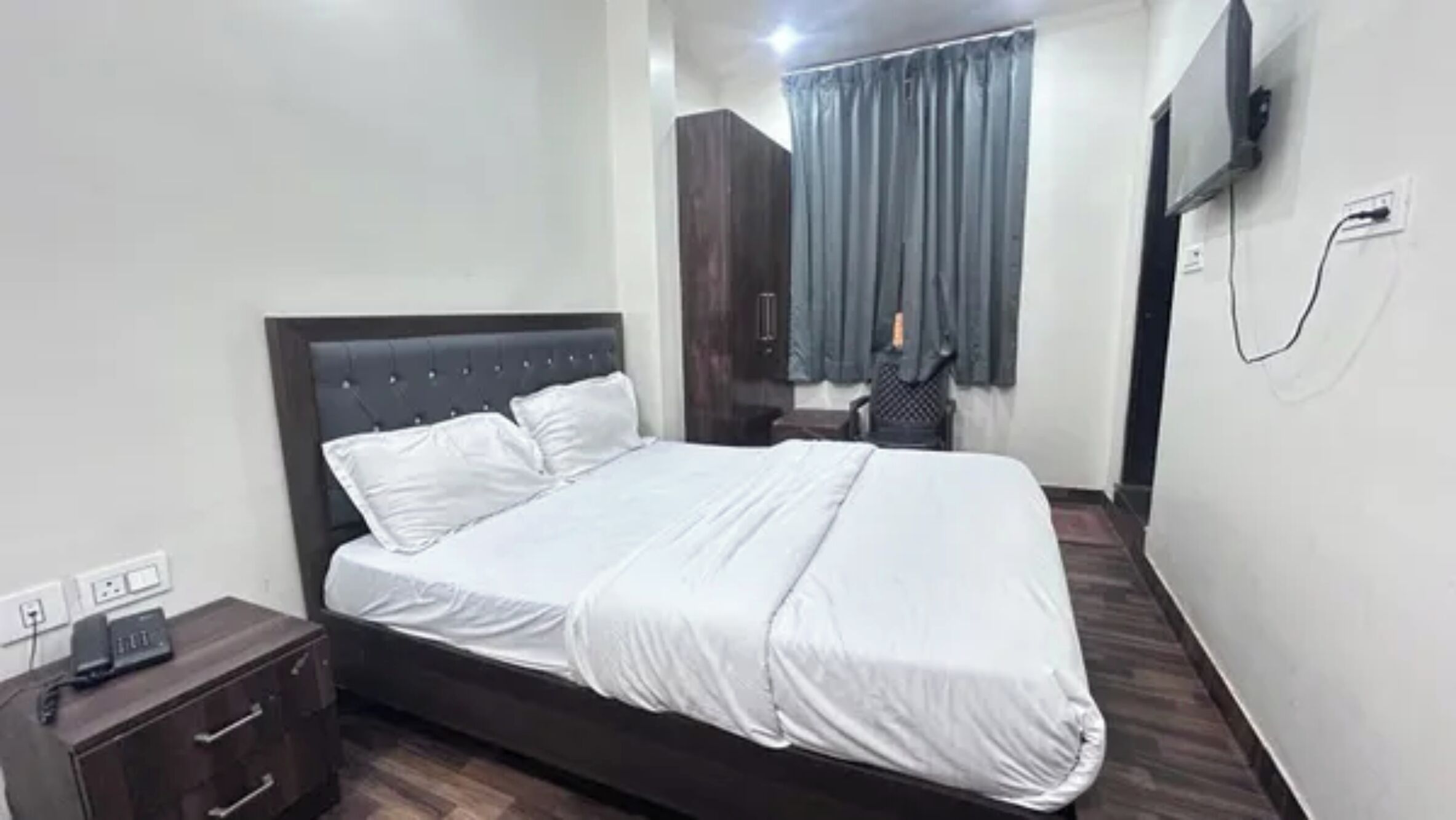 Egyptian cotton sheets, premium bedding, in-room safe, free WiFi