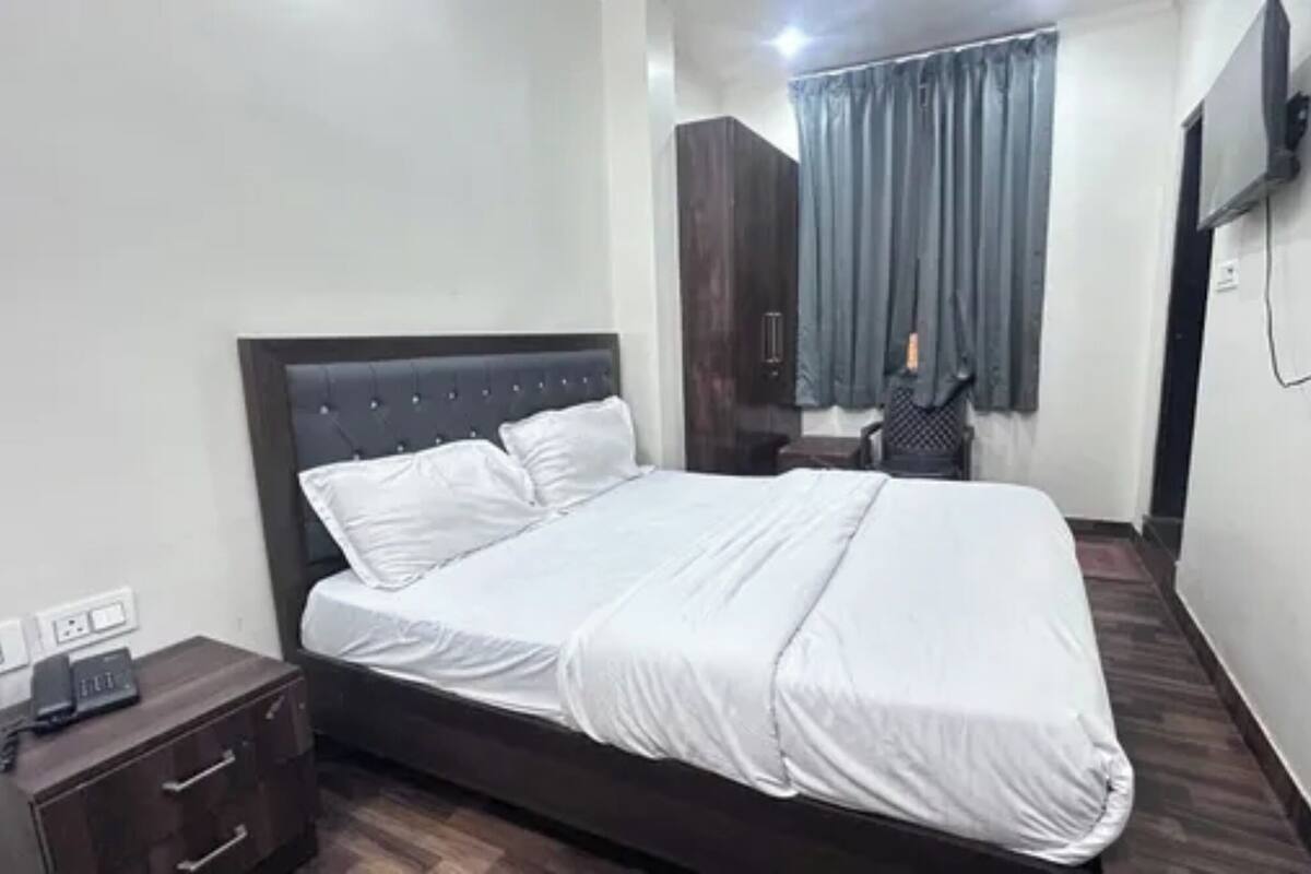 Egyptian cotton sheets, premium bedding, in-room safe, free WiFi