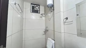 Shower, rainfall showerhead, free toiletries, towels