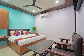 Egyptian cotton sheets, premium bedding, in-room safe, free WiFi