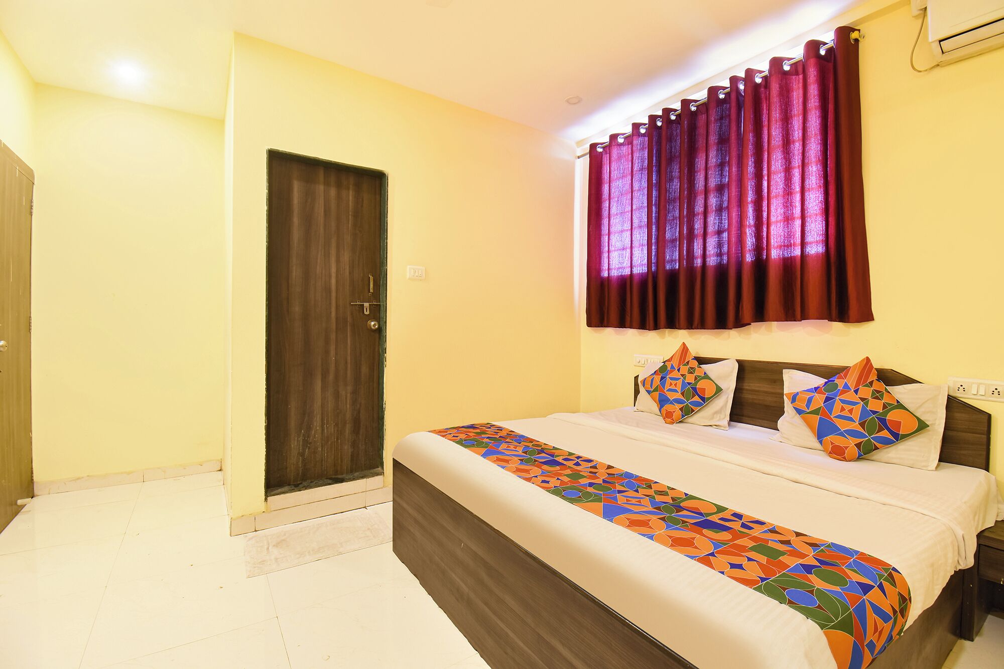 Egyptian cotton sheets, premium bedding, in-room safe, free WiFi
