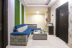 Lobby sitting area - Fabhotel Legend Stay (New Delhi)