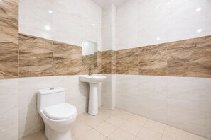 Shower, rainfall showerhead, free toiletries, towels - Fabhotel Legend Stay (New Delhi)